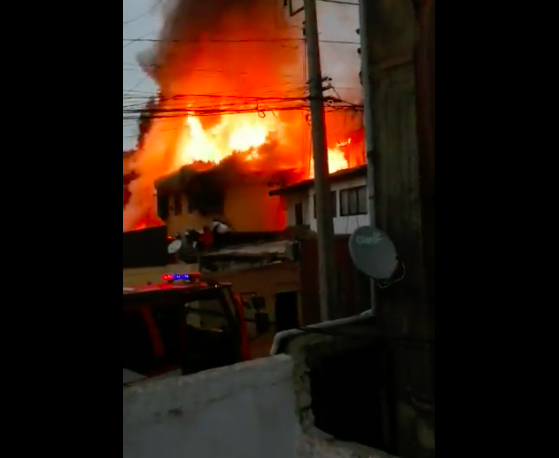 Incendio en cerro de Valparaíso dejó dos fallecidos y cuatro viviendas quemadas