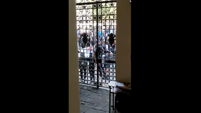 Estudiantes intentan entrar a las dependencias de la Municipalidad de Santiago: arrojaron piedras al edificio