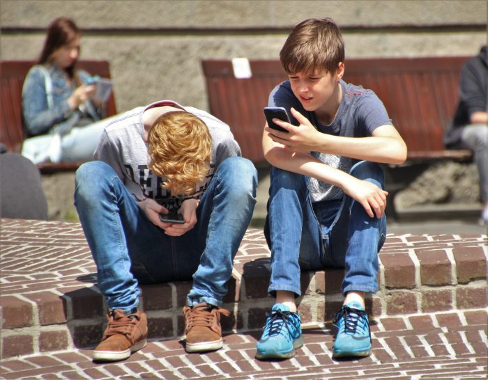 ¿Por qué los desafíos online seducen a niños y adolescentes?