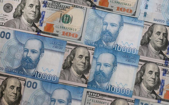 Dólar en Chile cae $1,98 tras tocar máximos desde octubre