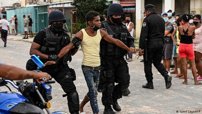 Cuba sentencia a 381 personas por protestas del 11 de julio, dice la Fiscalía