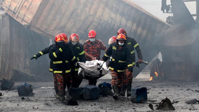 El incendio en un depósito en Bangladesh deja 49 muertos y más de 200 heridos