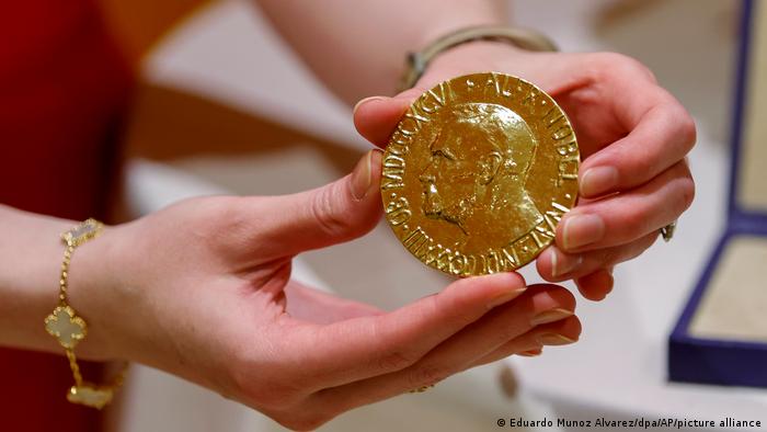 Periodista ruso vende medalla de Nobel para ayudar a Ucrania