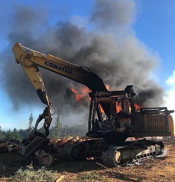 Desconocidos realizan ataque incendiario contra una máquina excavadora en Vilcún: dejaron un lienzo contra la Conadi