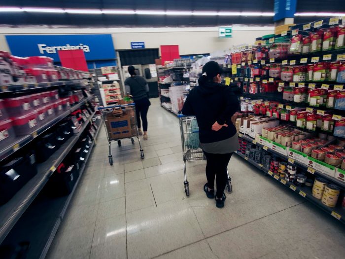 Wallmart Chile establece congelamiento de precios en 53 productos de la canasta básica