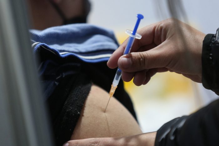 Pese a aumento de vacunación: Chile supera los 3.4 millones de rezagados que no han recibido cuarta dosis 