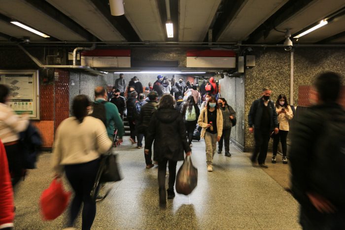 Metro sostiene que hubo un «dejar de hacer» en administración anterior de Sebastián Piñera que resultó en crisis del comercio ambulante