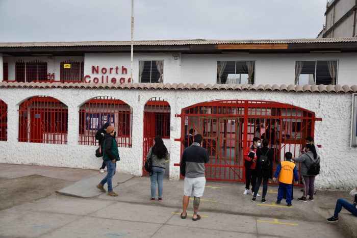 Suspenden clases en Antofagasta por alerta de humo tóxico tras incendio en exvertedero de La Chimba 