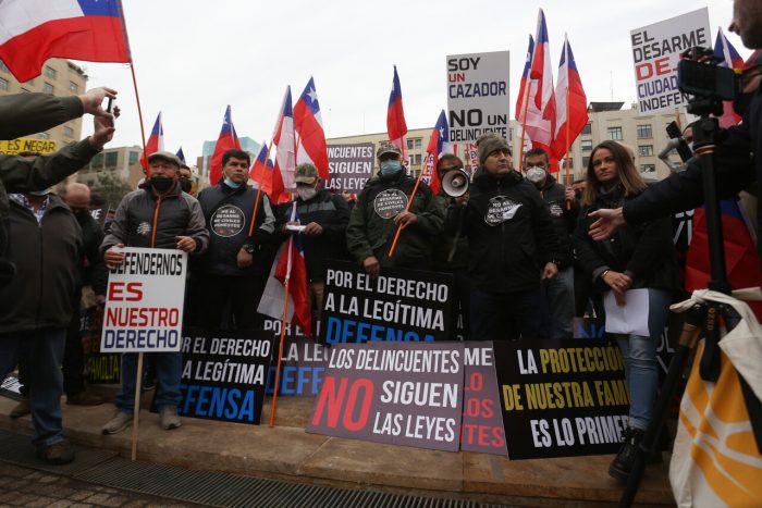 Miembros de la Asociación Chilena del Rifle se manifiestan en La Moneda por plan del Gobierno de «desarme total»