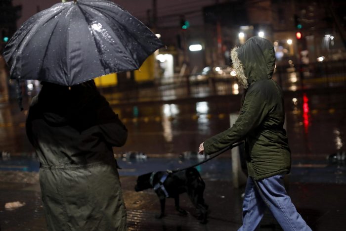 Capitalinos fueron sorprendidos por granizos tras frente de mal tiempo en la Región Metropolitana