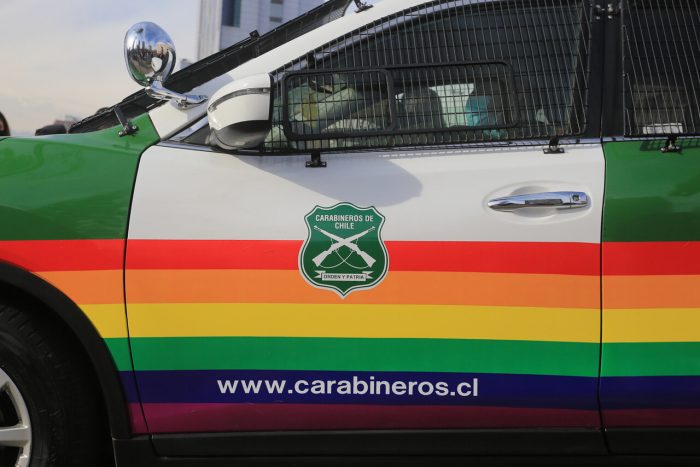 Patrulla de Carabineros lució colores de la bandera LGBT+ en Marcha del Orgullo