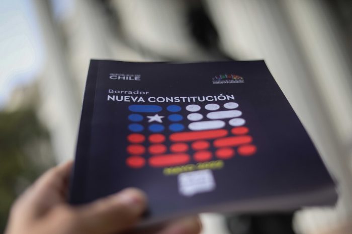Más de 40 organizaciones de chilenos en el extranjero dan su respaldo al borrador de la nueva Constitución y destacan norma de distrito especial exterior
