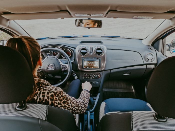 Un 58% de las mujeres latinoamericanas reciben comentarios de sus parejas al conducir