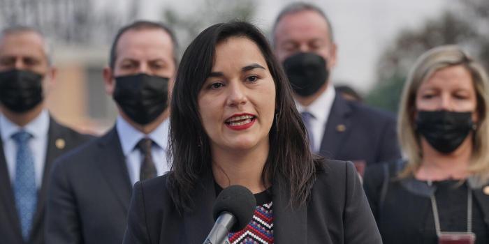 Ministra Siches condenó baleo a estudiante en Puente Alto y aseguró «fortalecer las fiscalizaciones y a sacar las armas de nuestros barrios»