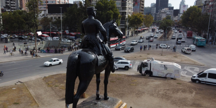 Bancada UDI muestra su molestia frente al traslado de la estatua de General Baquedano de Plaza Italia: «Ganaron los violentistas»