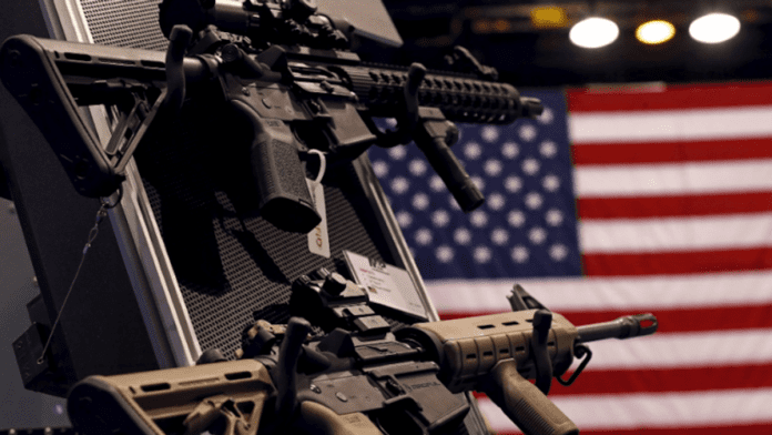 Senadores de EE.UU. logran acuerdo de mínimos que aumenta el control de armas