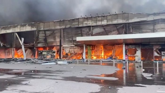 Al menos 10 muertos en ataque con misiles rusos a centro comercial de Ucrania