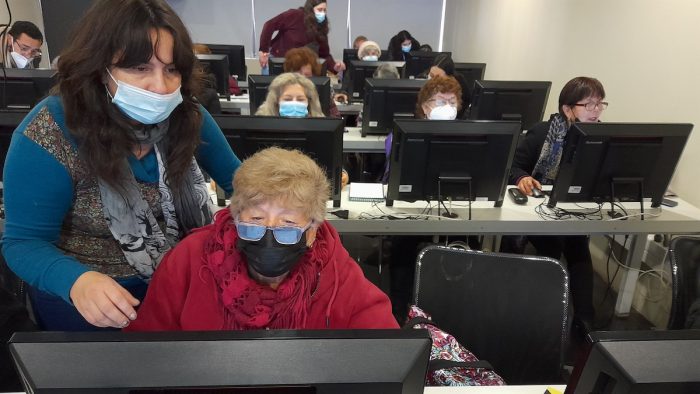 Dictan talleres de alfabetización digital para personas de tercera edad