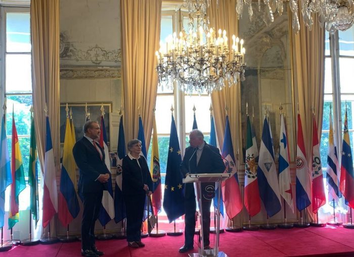Valeria Sarmiento recibe medalla de honor en el Senado francés
