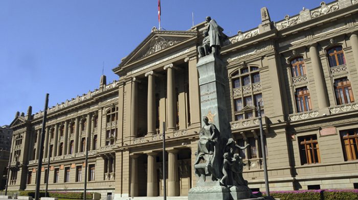 Una supuesta modernización que no supera la estructura monárquica del Poder Judicial chileno