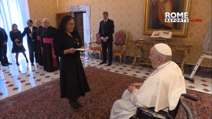 Nueva embajadora chilena en El Vaticano presenta las cartas credenciales al Papa Francisco