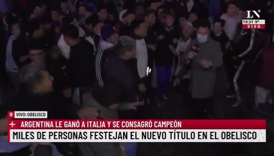 Periodista sufre robo de su celular en medio de despacho en vivo mientras hinchas argentinos celebraban el título de la selección en el Obelisco de Buenos Aires