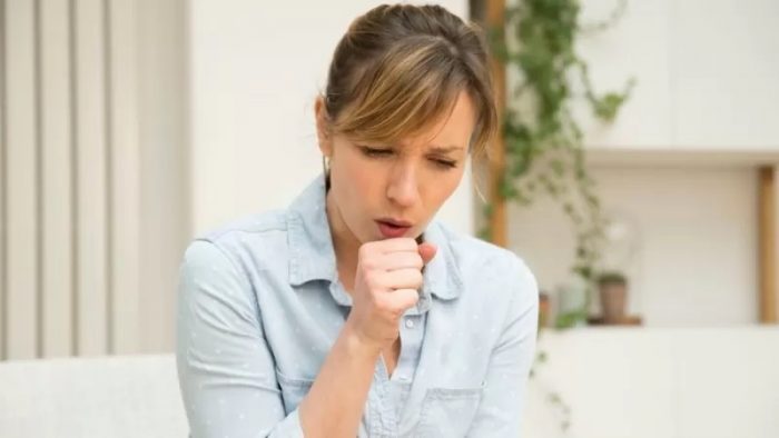Por qué puedes seguir con tos después de recuperarte de covid y qué puedes hacer para aliviarla