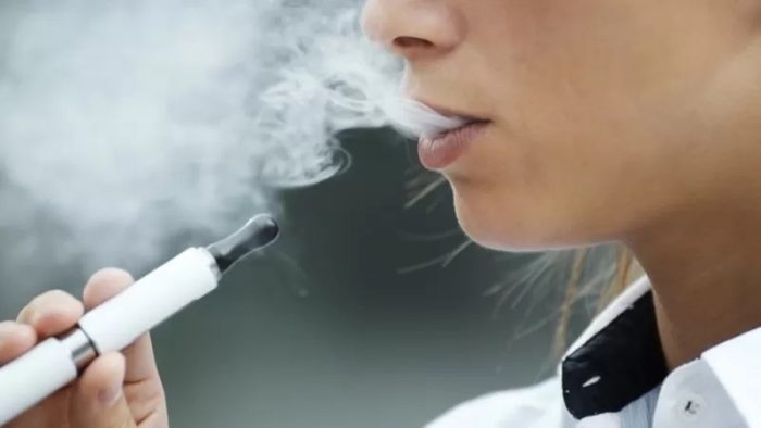«Es como si fumaran 20 cigarrillos al día»: los riesgos de los cigarrillos electrónicos que se han puesto de moda entre jóvenes y adolescentes
