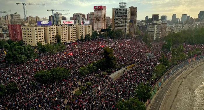 50 años después de «La Batalla de Chile», Patricio Guzmán salió a la calle a filmar el proceso político del país y ahora anuncia estreno