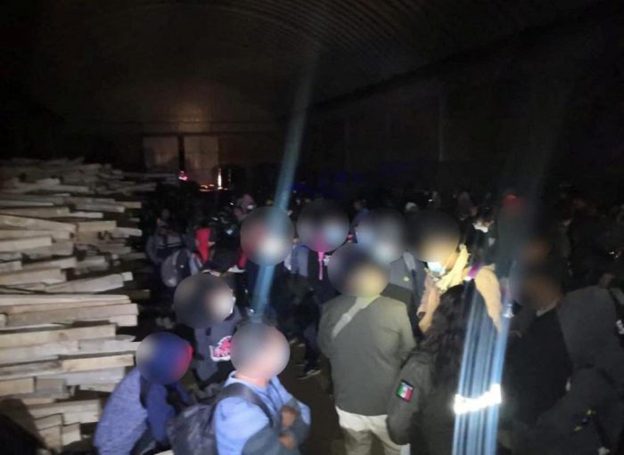 Autoridades localizan más de 200 migrantes hacinados en bodega en centro de México
