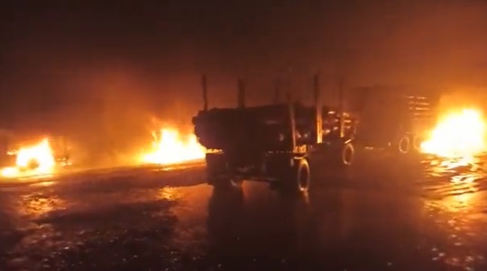 Desconocidos realizaron ataque incendiario en La Unión dejando al menos ocho camiones quemados