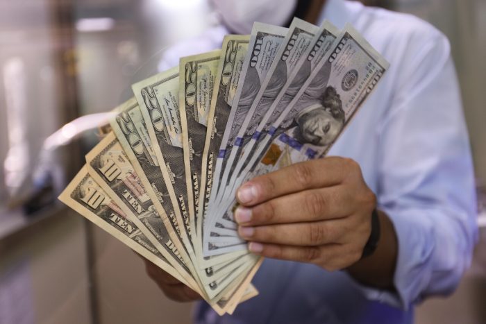 Dólar cierra al alza por primera vez tras intervención del Banco Central: subió $0,71