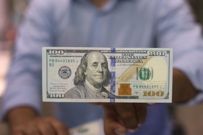Dólar cierra la semana por debajo de los $900, tras rebote por comentarios del jefe de la Fed sobre inflación
