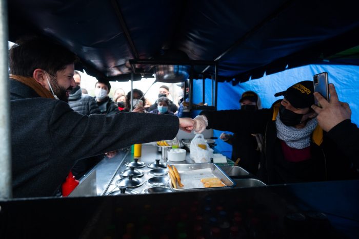 Presidente Gabriel Boric compra comida en un puesto de sopaipillas en medio de su visita en Quilicura