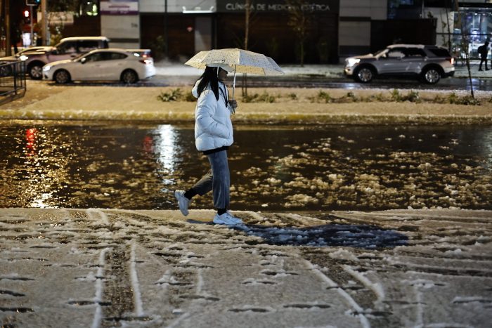 Intensas lluvias y nevazón en algunos sectores de la Región Metropolitana genera cierre de rutas y complicaciones en desplazamientos
