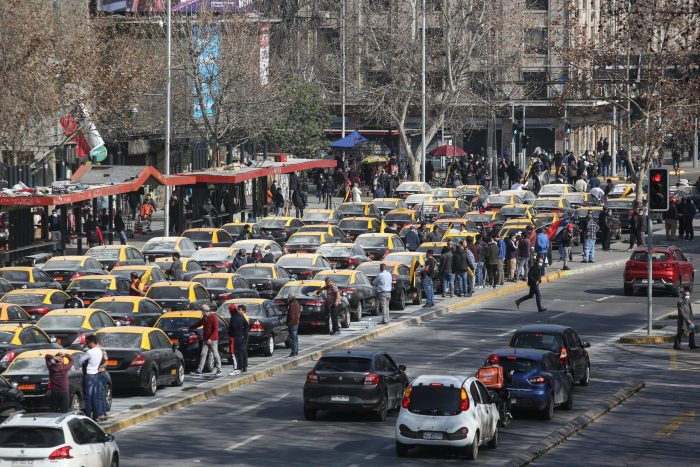 Taxistas realizan manifestación y cortan el tránsito en la Alameda por el alza en los combustibles