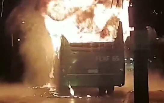 Un bus quemado, barricadas y pirotecnia fueron parte de una noche de disturbios en la Villa Francia