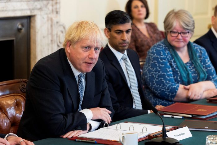 Siguen las renuncias: tres nuevas dimisiones en el Gobierno de Boris Johnson