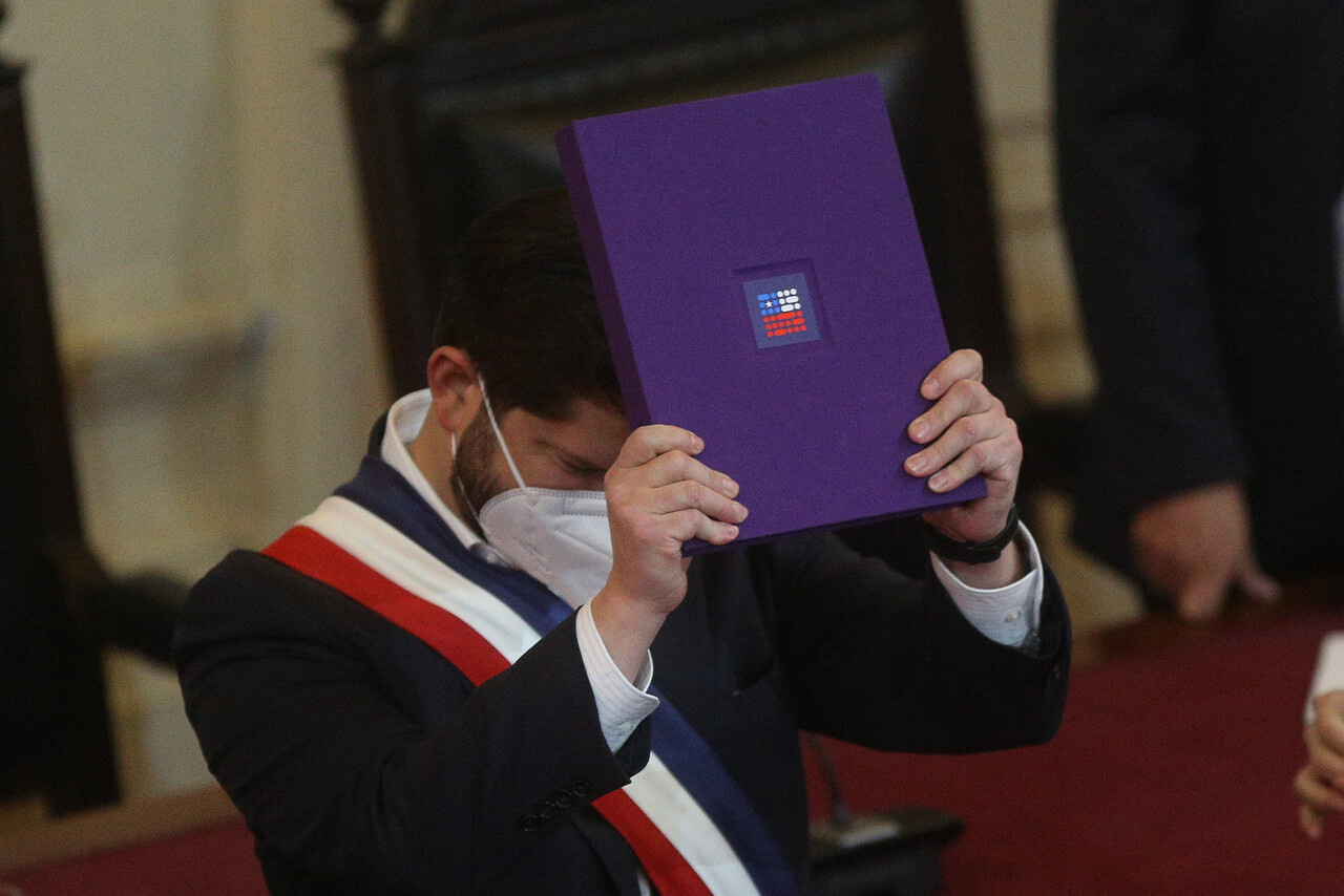 Presidente Gabriel Boric recibió la propuesta de Nueva Constitución -  Universidad de Chile