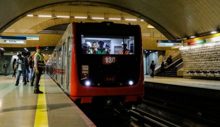 Metro de Santiago reanuda servicio en cinco líneas tras retraso en la apertura