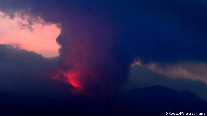 Japón: ordenan evacuación de zonas pobladas cercanas al volcán Sakurajima