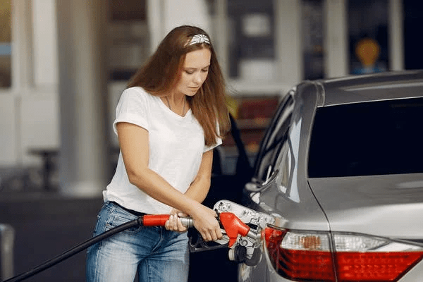 Cómo ahorrar y mejorar el rendimiento del auto ante el precio del combustible