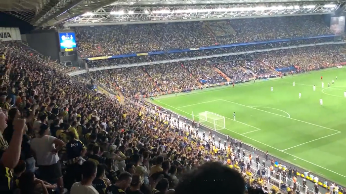 Hinchas del Fenerbahce se burlan de jugadores ucranianos al cantar a favor de Vladimir Putin