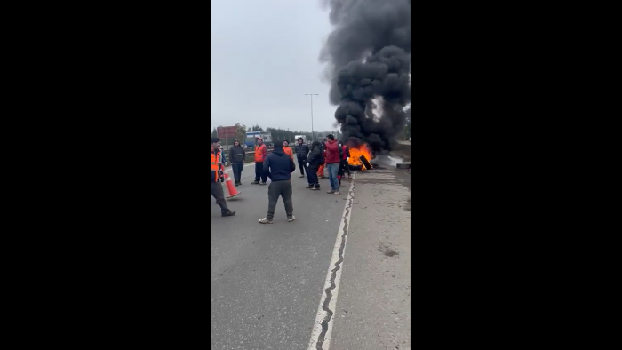 Trabajadores cortan Ruta 5 Sur en Máfil y Lanco como protesta contra los ataques incendiarios en la zona