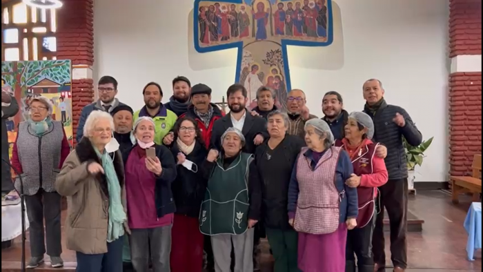 Presidente Gabriel Boric visita población La Legua: compartió con el alcalde de San Joaquín y representantes vecinales