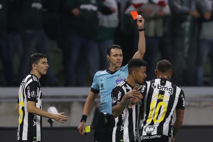 Eduardo Vargas fue expulsado en eliminación del Atlético Mineiro ante Palmeiras de Benjamín Kuscevic por Copa Libertadores