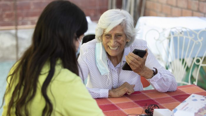 Crean inédito curso que formará a monitores digitales para la integración de personas mayores a nuevas tecnologías