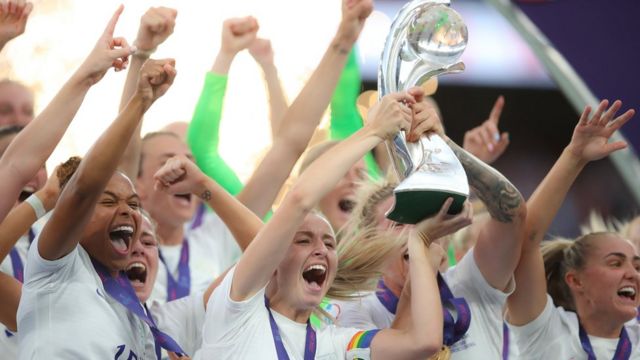 Cuánto cobran las futbolistas que ganaron la Eurocopa femenina (y cómo se compara con los hombres)