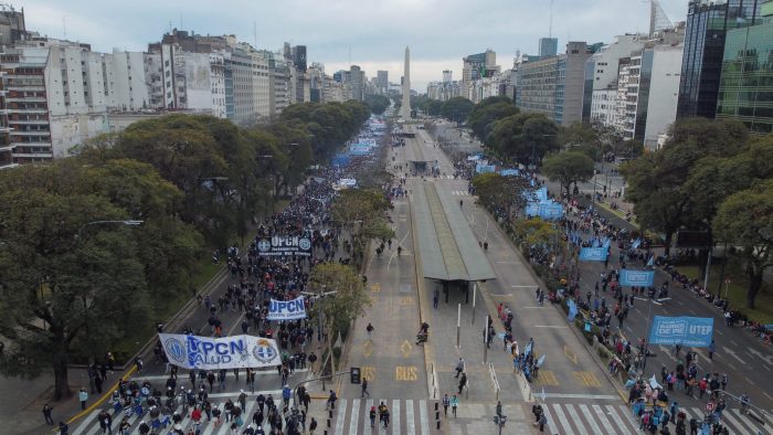 Miles de argentinos salen a las calles para reclamar subida de salarios y subsidios para combatir alta inflación