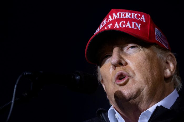 Juez determina se publique documento editado sobre registro a casa de Trump